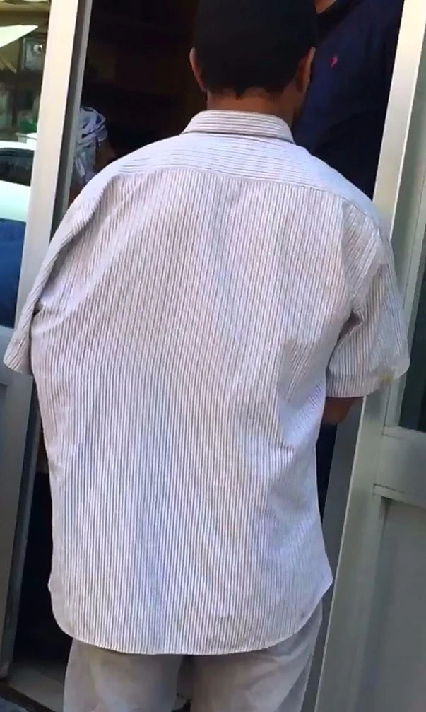 Kars'ta cami önünde dilenen şahıs, sakat numarası yaparken böyle görüntülendi