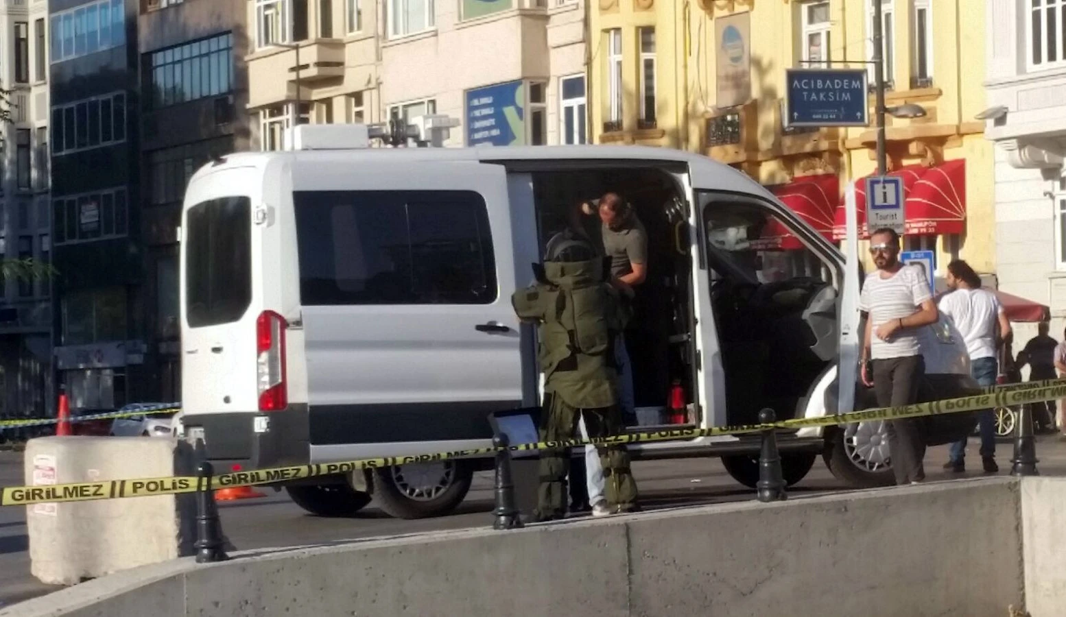 Taksim’de şüpheli paket alarmı