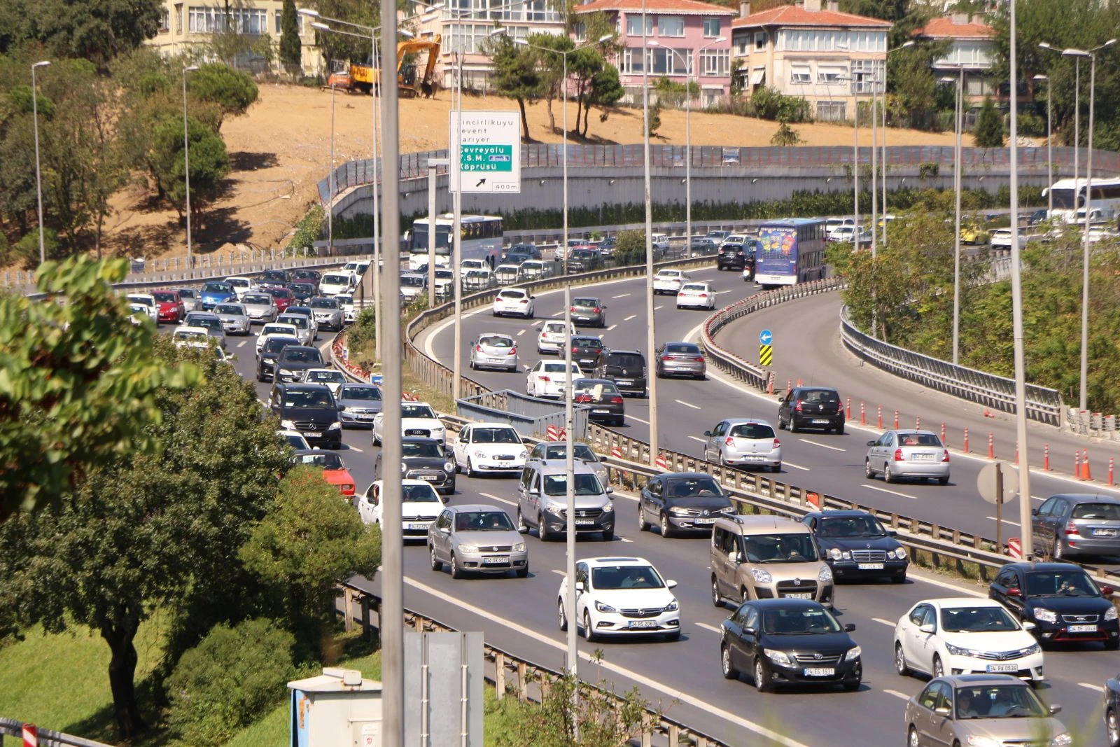 İstanbul’da bayram ziyaretleri trafik yoğunluğunu geri getirdi