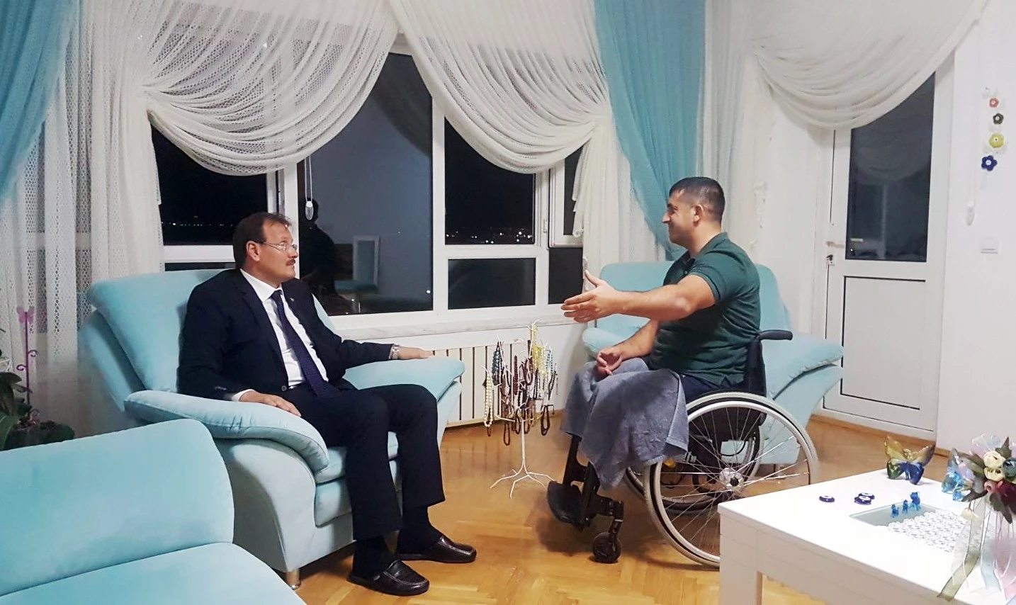 Başbakan Yardımcısı Çavuşoğlu gazileri evinde ziyaret etti