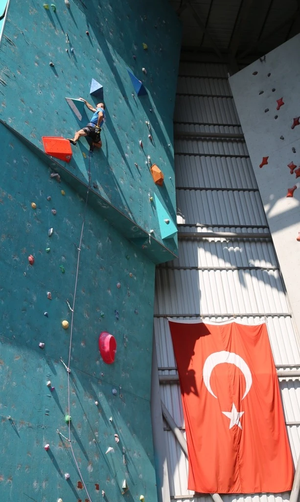 Tırmanış yarışmasında heyecan dorukta