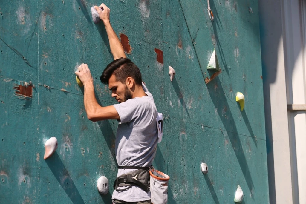 Tırmanış yarışmasında heyecan dorukta