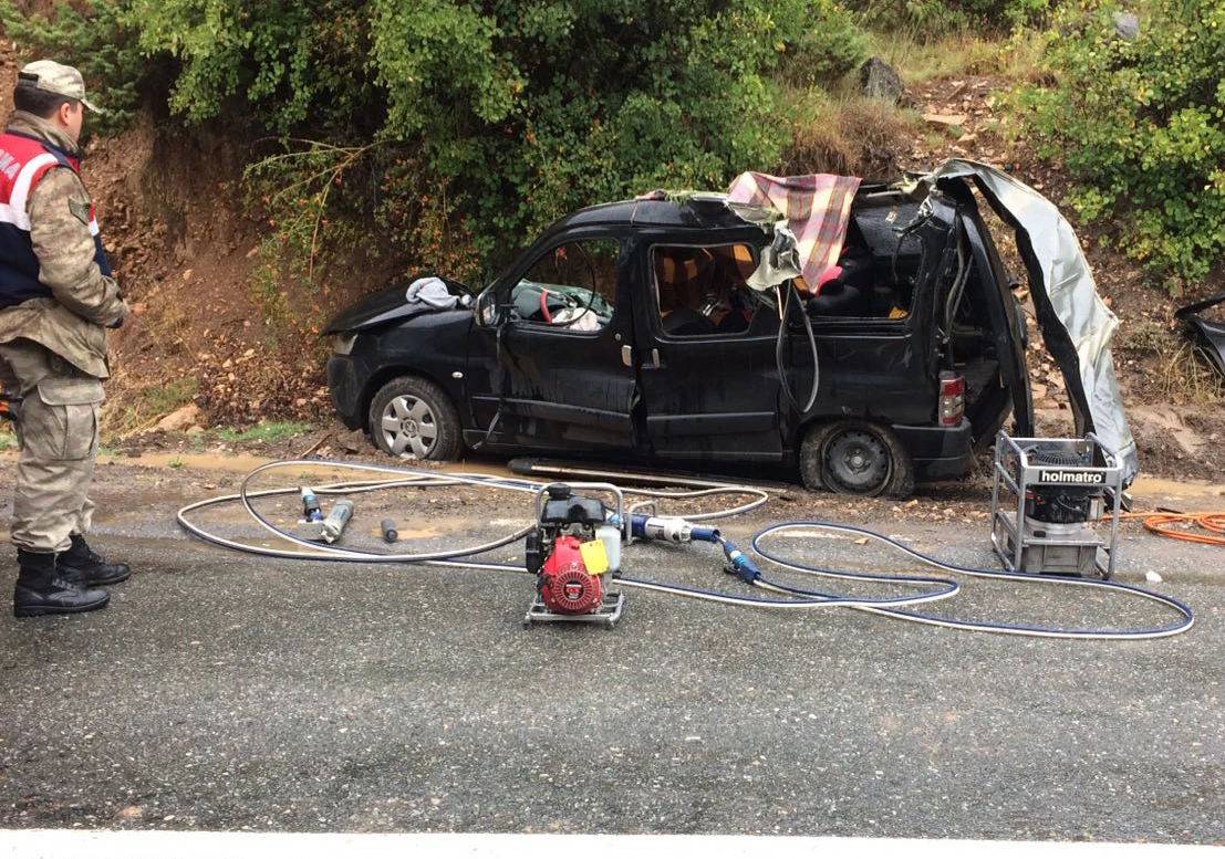 Otomobilin üzerine kaya düştü: 3 ölü, 1 yaralı