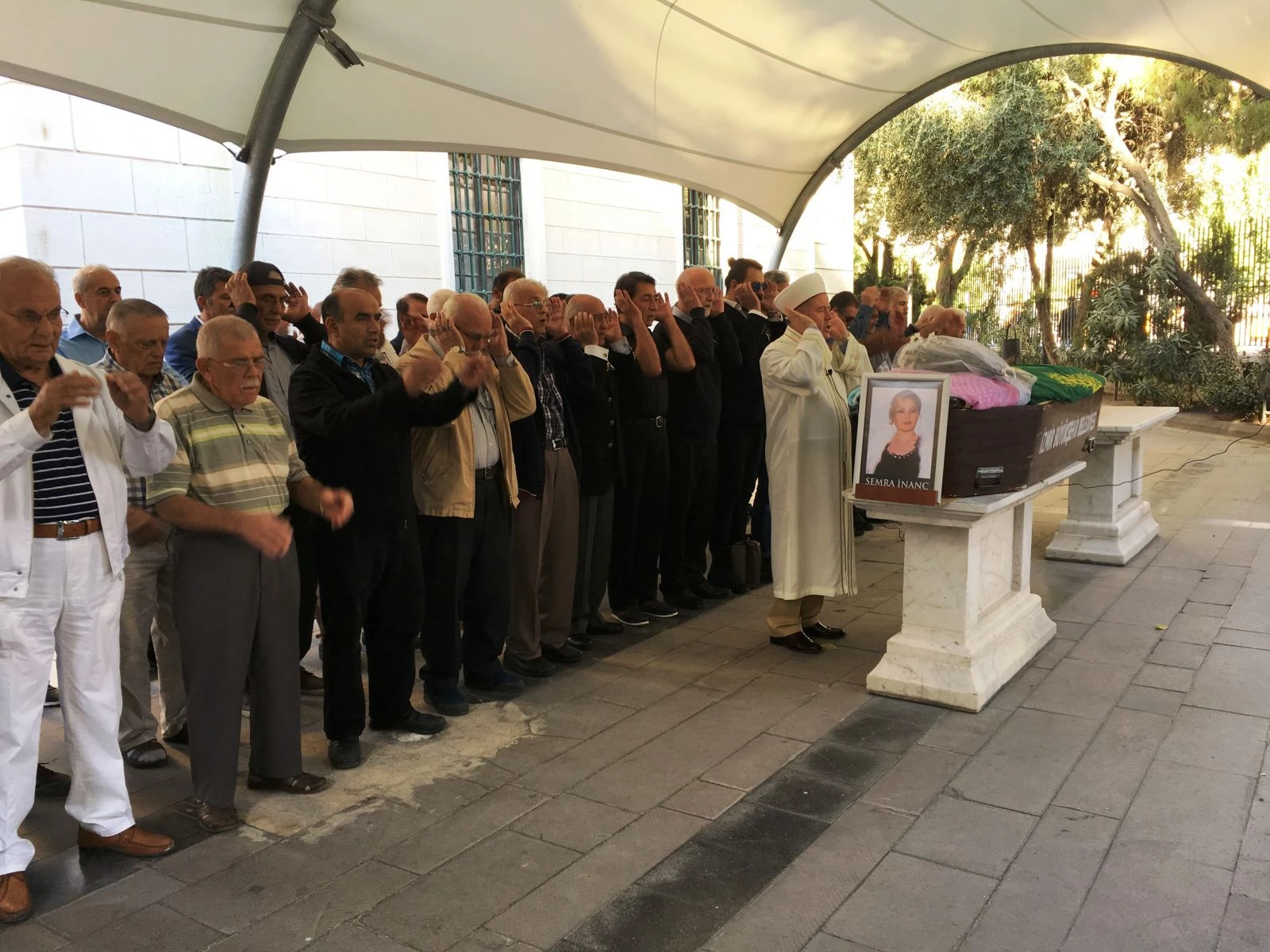 Usta sanatçı son yolculuğuna yalnız uğurlandı