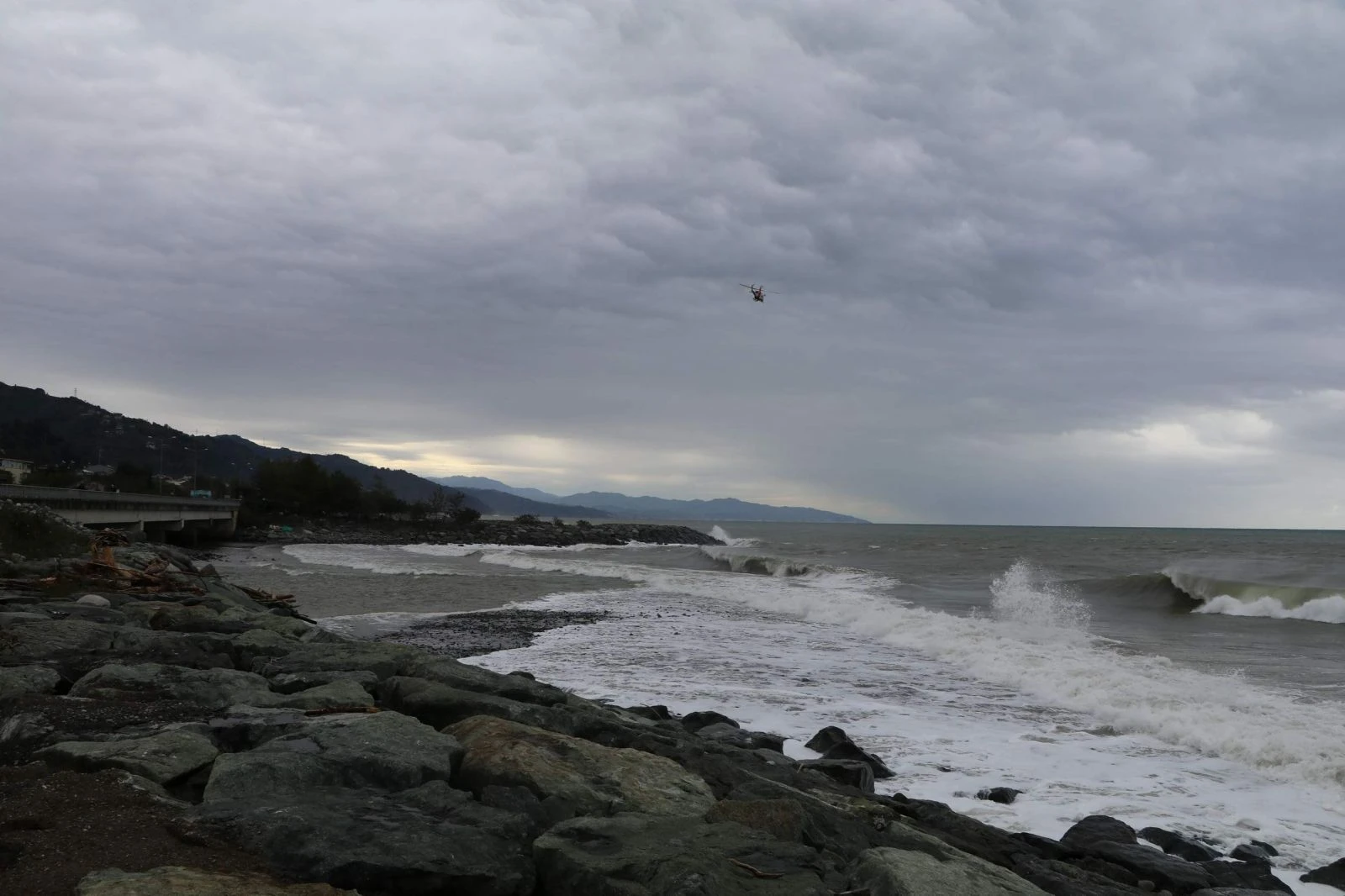 Rize'nin Fındıklı ilçesinde dün kaybolan şahsı arama çalışmaları sürüyor