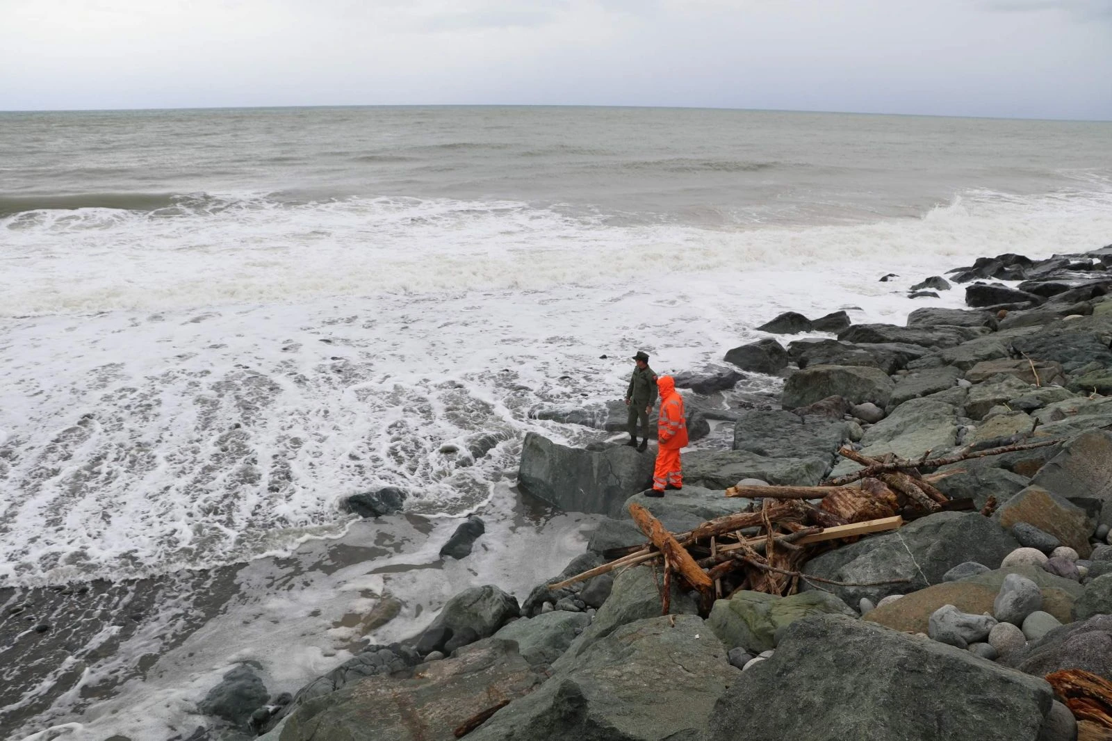 Rize'nin Fındıklı ilçesinde dün kaybolan şahsı arama çalışmaları sürüyor
