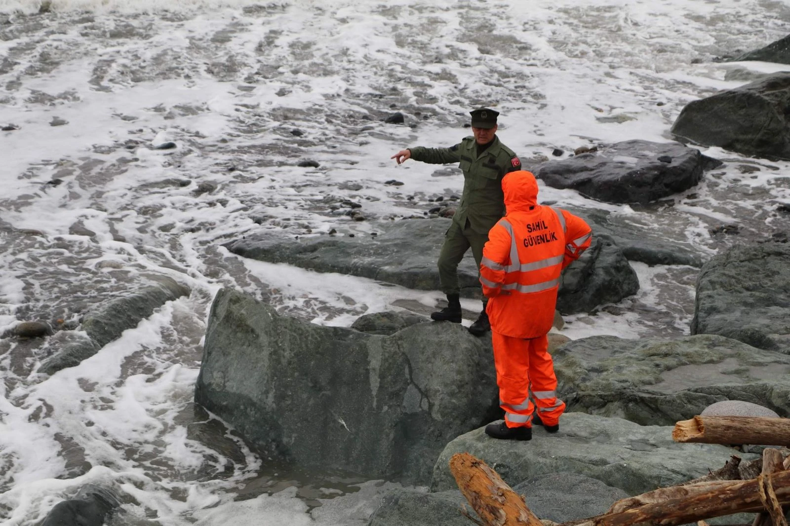 Rize'nin Fındıklı ilçesinde dün kaybolan şahsı arama çalışmaları sürüyor