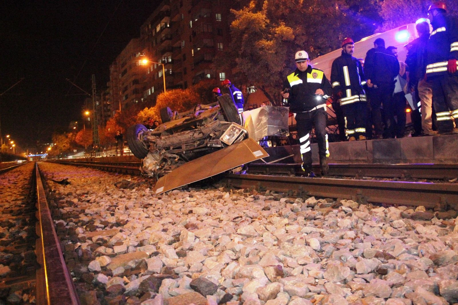 Kontrolden çıkan otomobil tramvay yoluna girdi: 2 yaralı