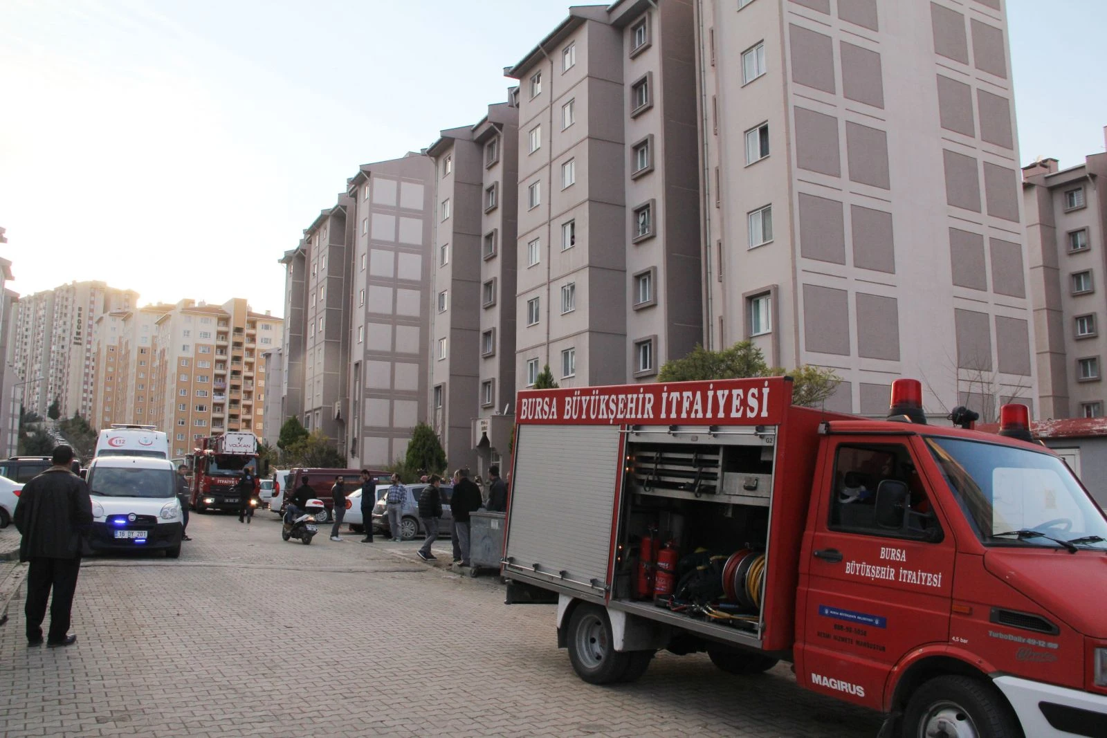 Erkek arkadaşını bıçaklayıp rehin aldı