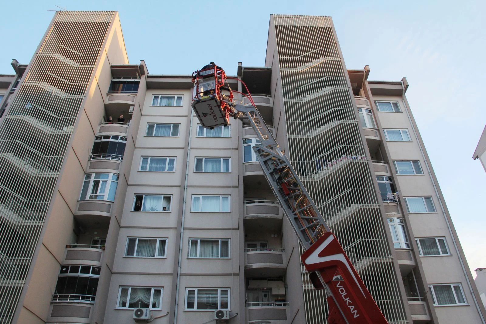 Erkek arkadaşını bıçaklayıp rehin aldı