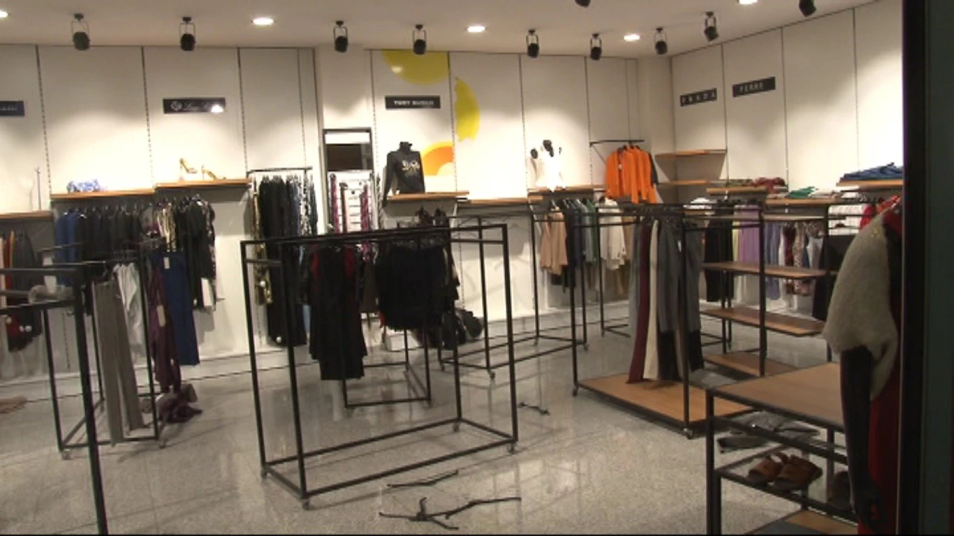 Müdürü olduğu giyim mağazası soyulduğunu görünce böyle şoke oldu