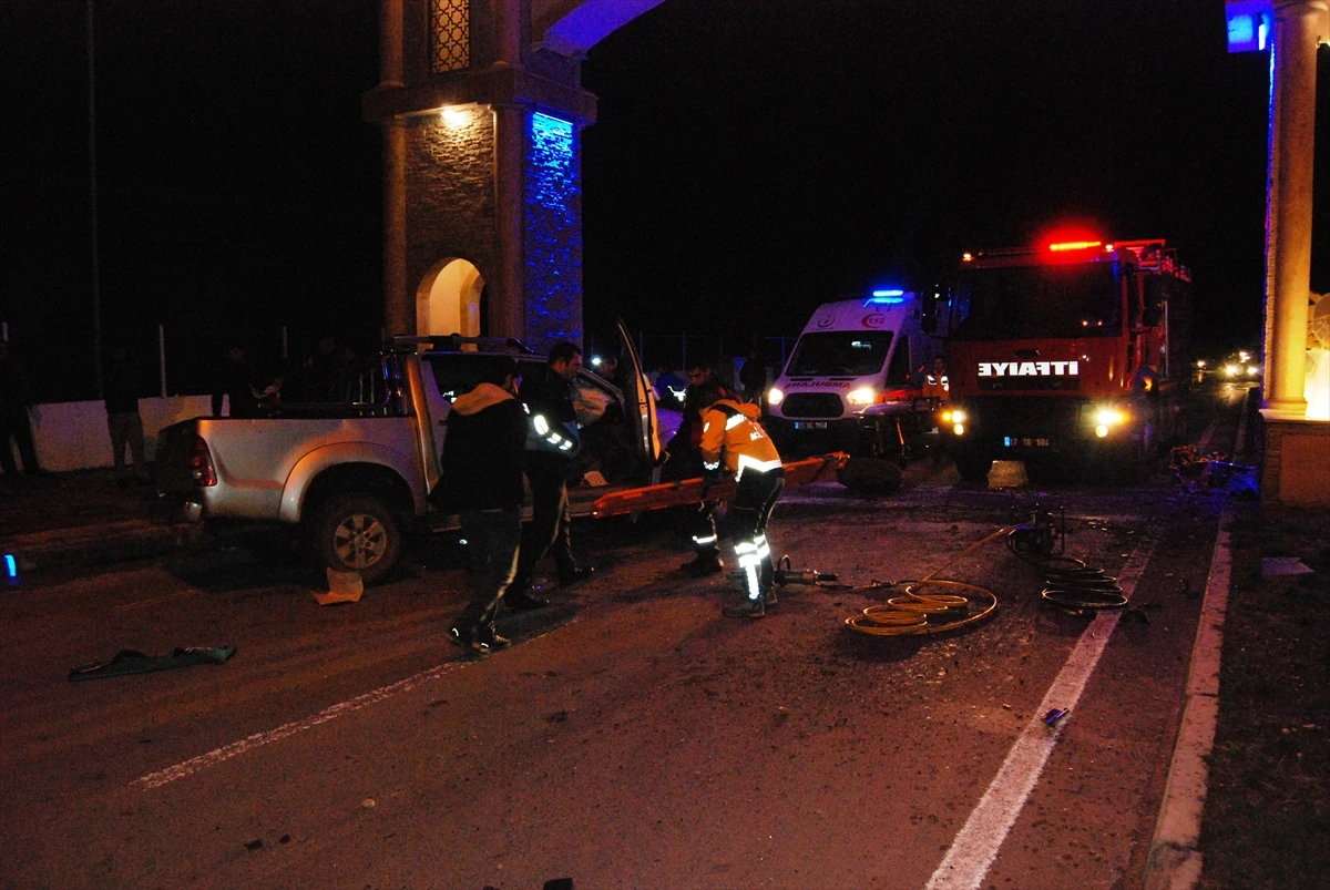 Ticari araç refüje çarptı: 1 ölü, 2 yaralı