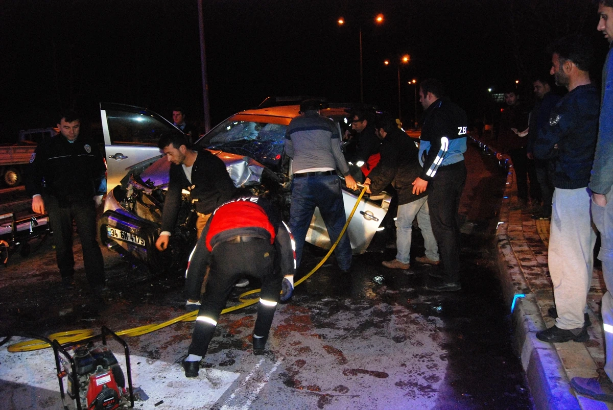 Ticari araç refüje çarptı: 1 ölü, 2 yaralı