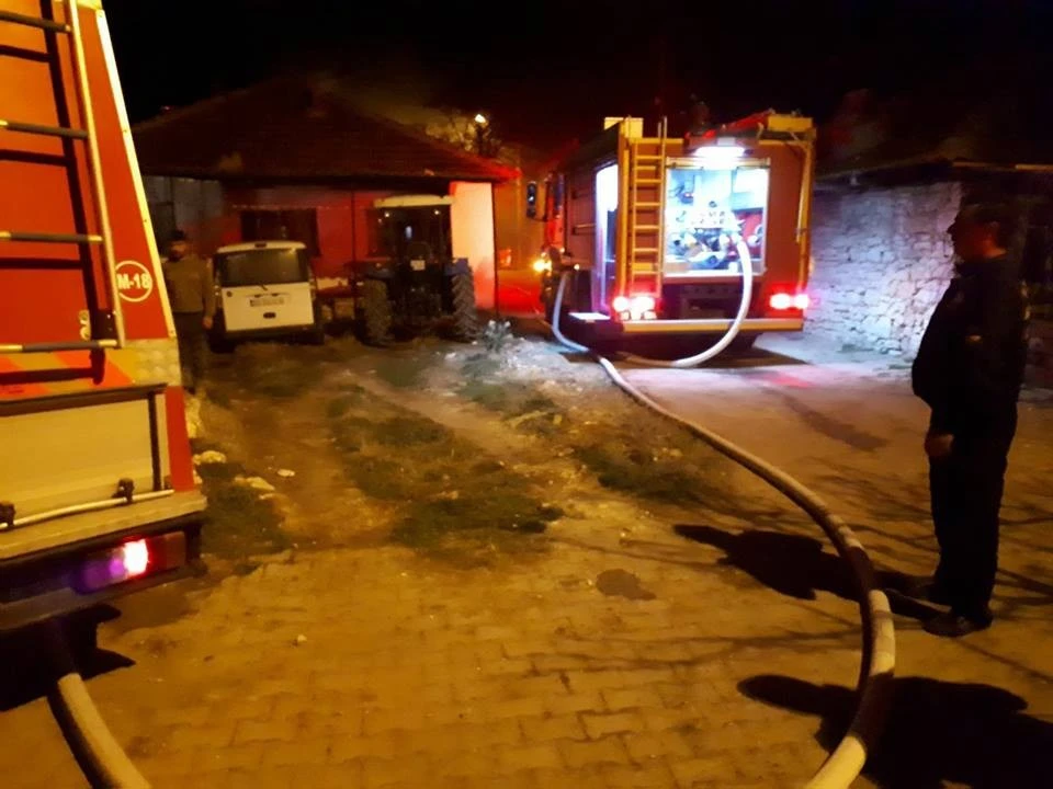 Yangın evi alevler içinde bıraktı