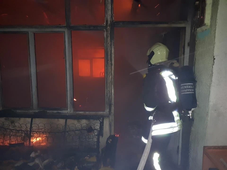 Yangın evi alevler içinde bıraktı