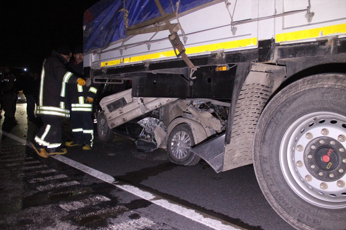 Konya'da otomobil tıra çarptı: 1 ölü, 1 yaralı