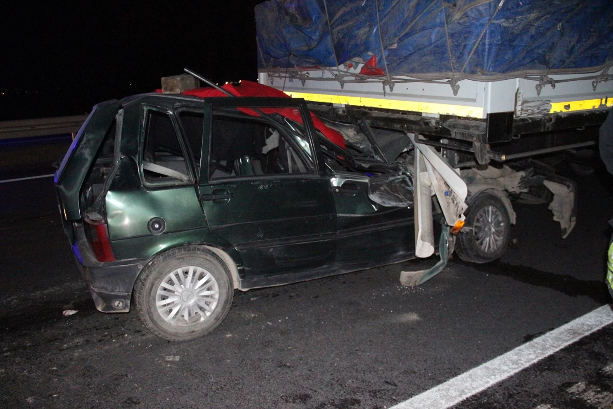 Konya'da otomobil tıra çarptı: 1 ölü, 1 yaralı