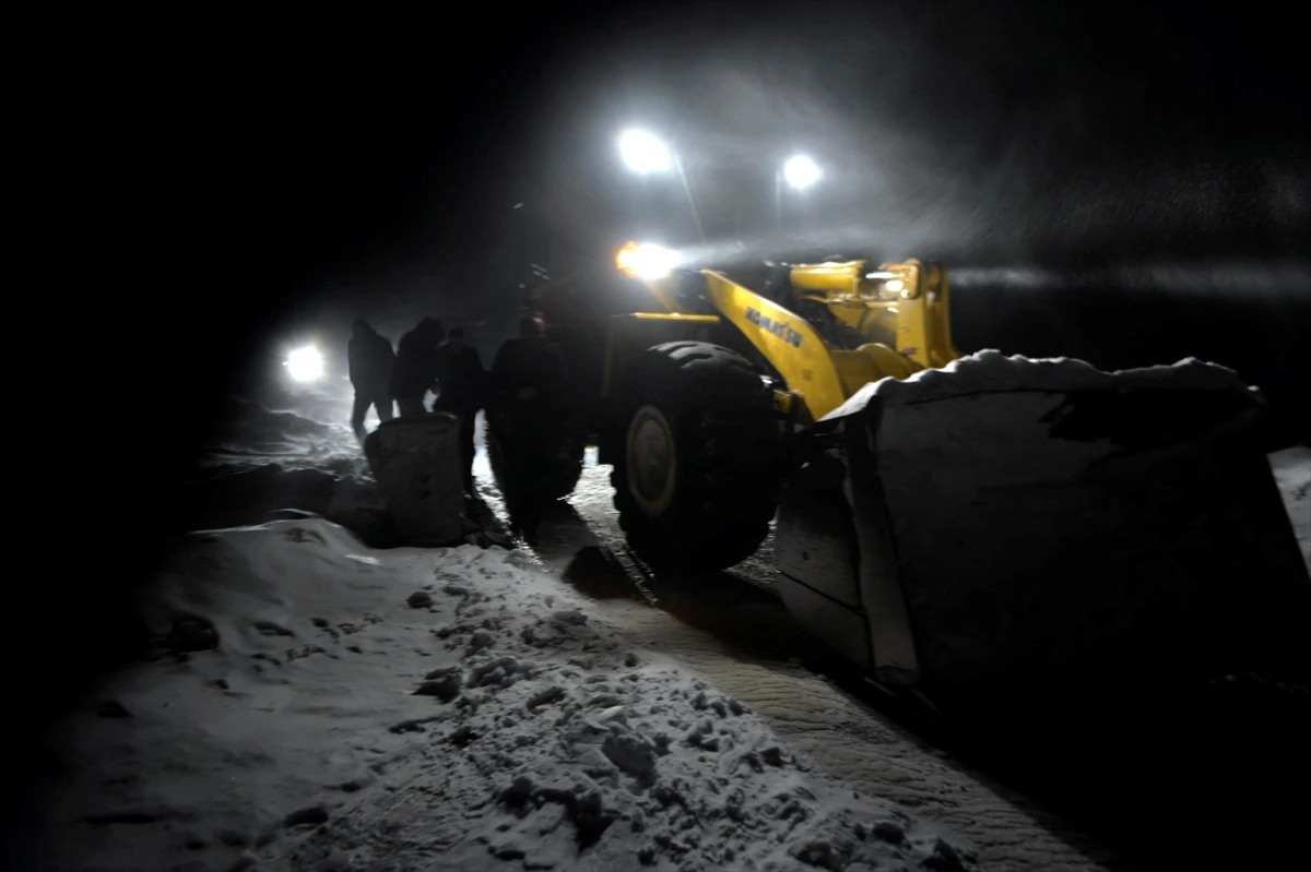 Kar yağışı ve tipide mahsur kalan 86 kişi kurtarıldı