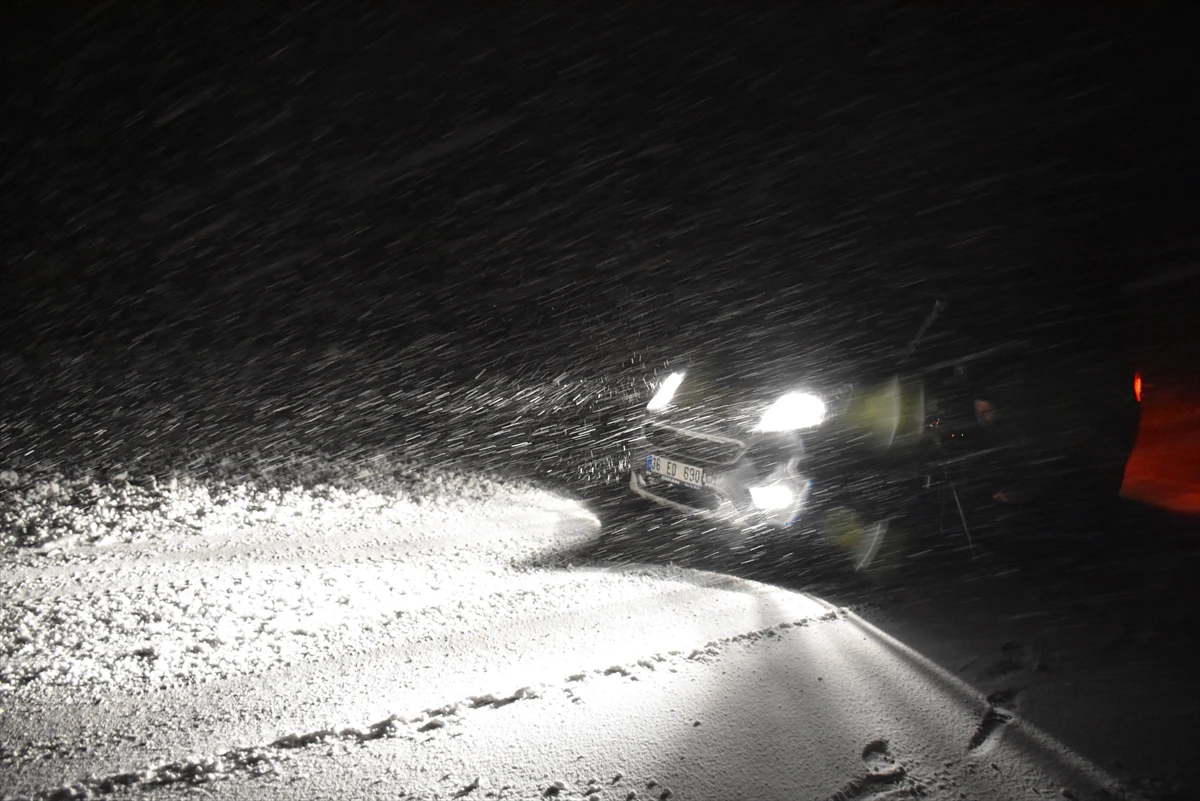 Kars-Digor karayolunda ulaşıma kar ve tipi engeli