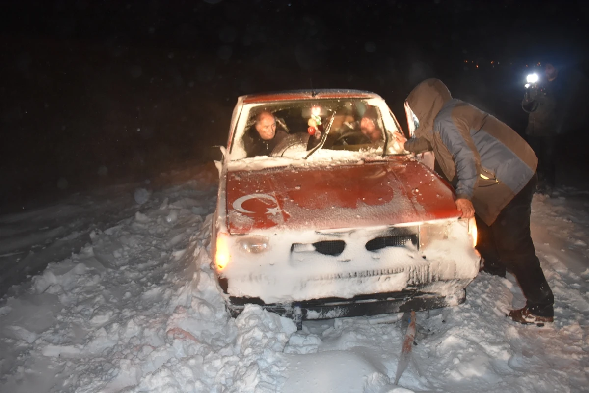 Kars'ta kar yağışı ve tipi nedeniyle yolda kalan hasta kurtarıldı