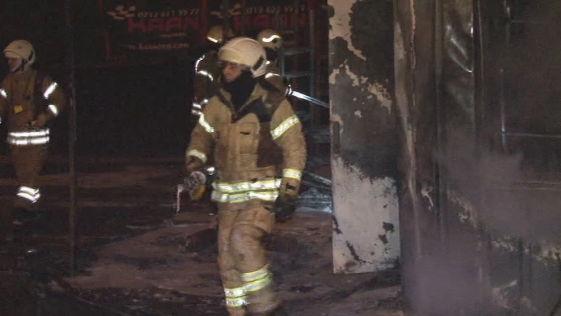 Barakada çıkan yangın araçlara sıçradı