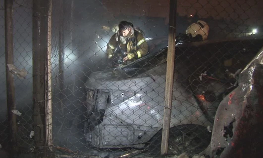 Barakada çıkan yangın araçlara sıçradı