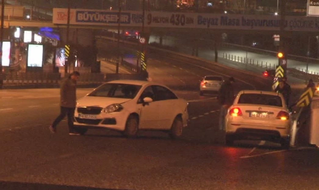 Barakada çıkan yangın araçlara sıçradı