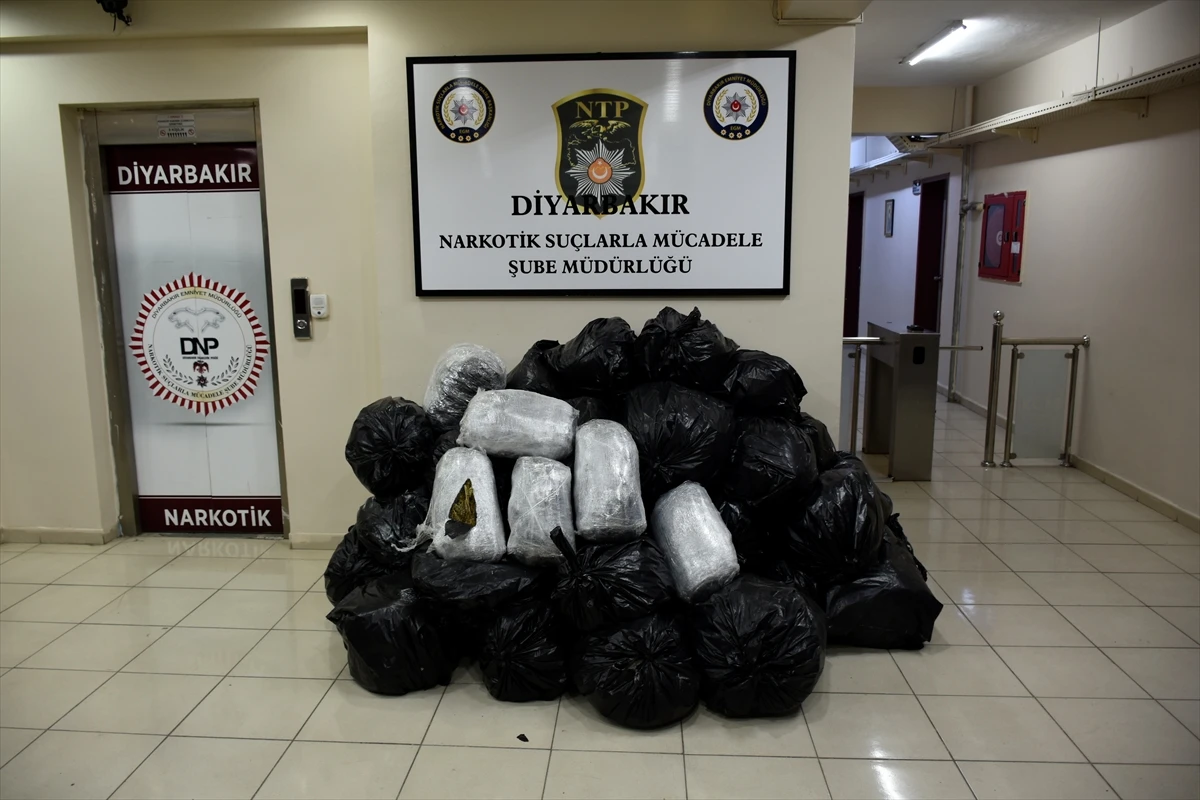 Ketçap kovalarından uyuşturucu çıktı