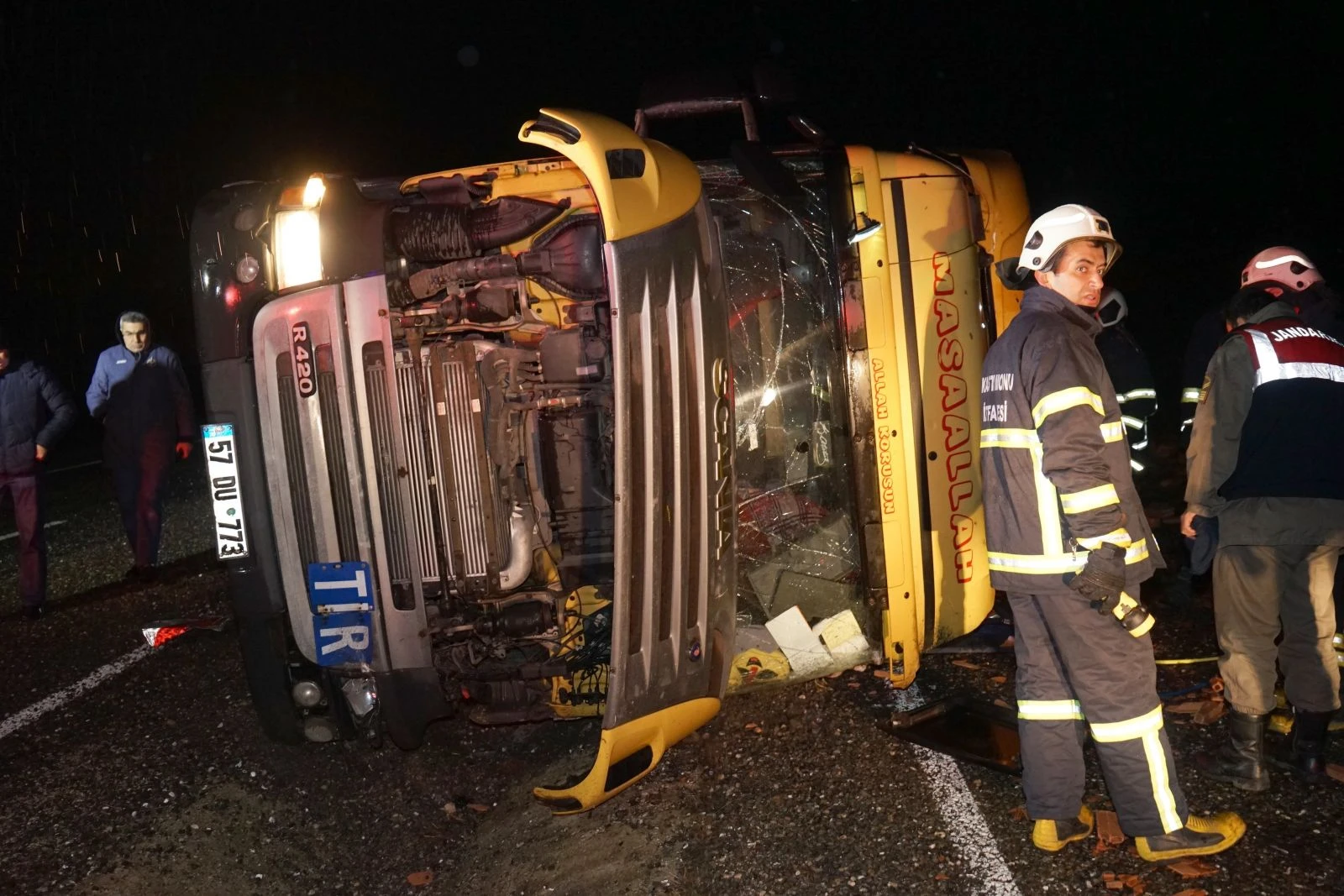 Tuğla yüklü tır devrildi: 1 Ölü