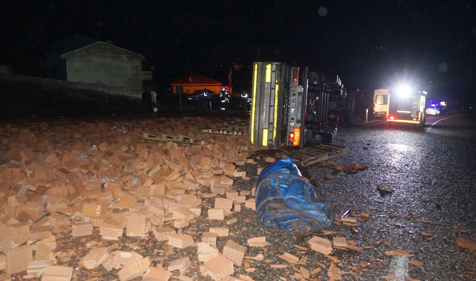 Tuğla yüklü tır devrildi: 1 Ölü