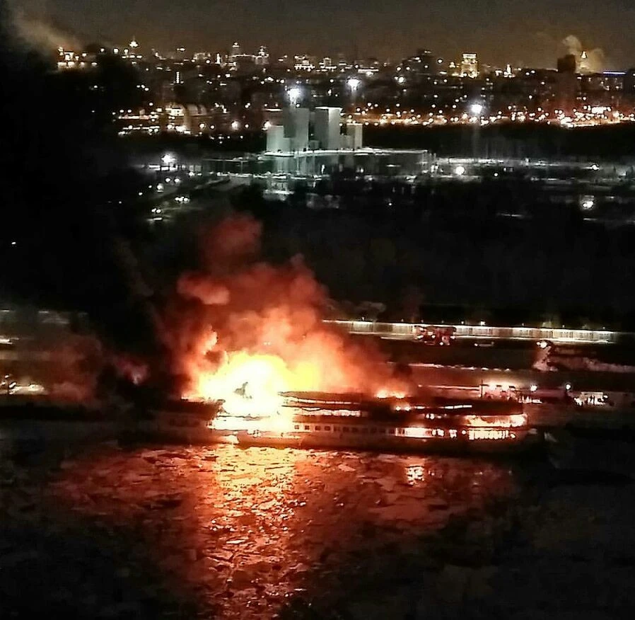 Moskova’da eğlence gemisi yandı