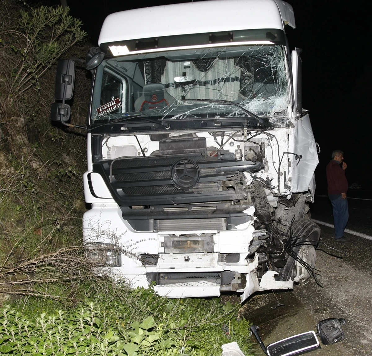 Bursa'da tır ile minibüs çarpıştı: 1 ölü, 1 yaralı