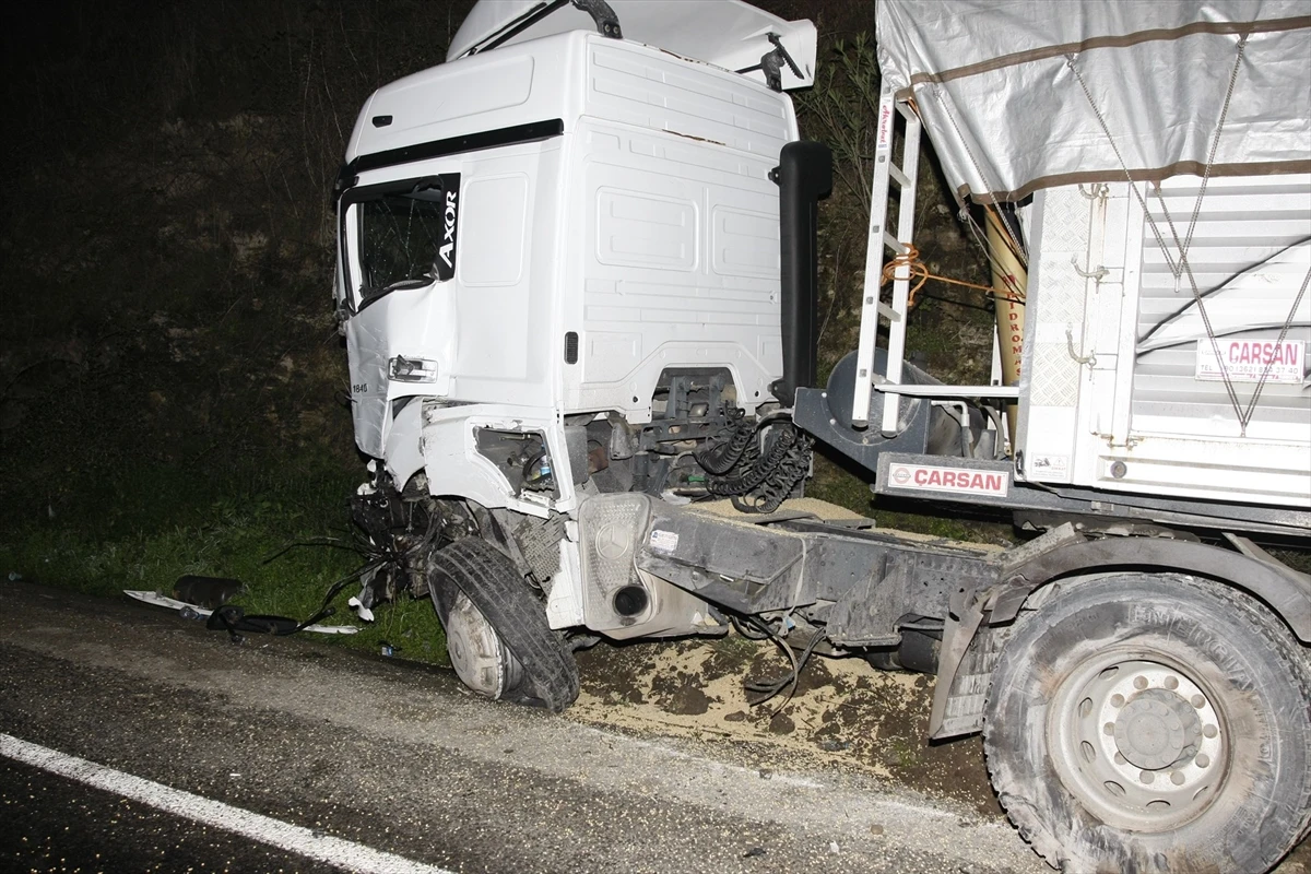 Bursa'da tır ile minibüs çarpıştı: 1 ölü, 1 yaralı