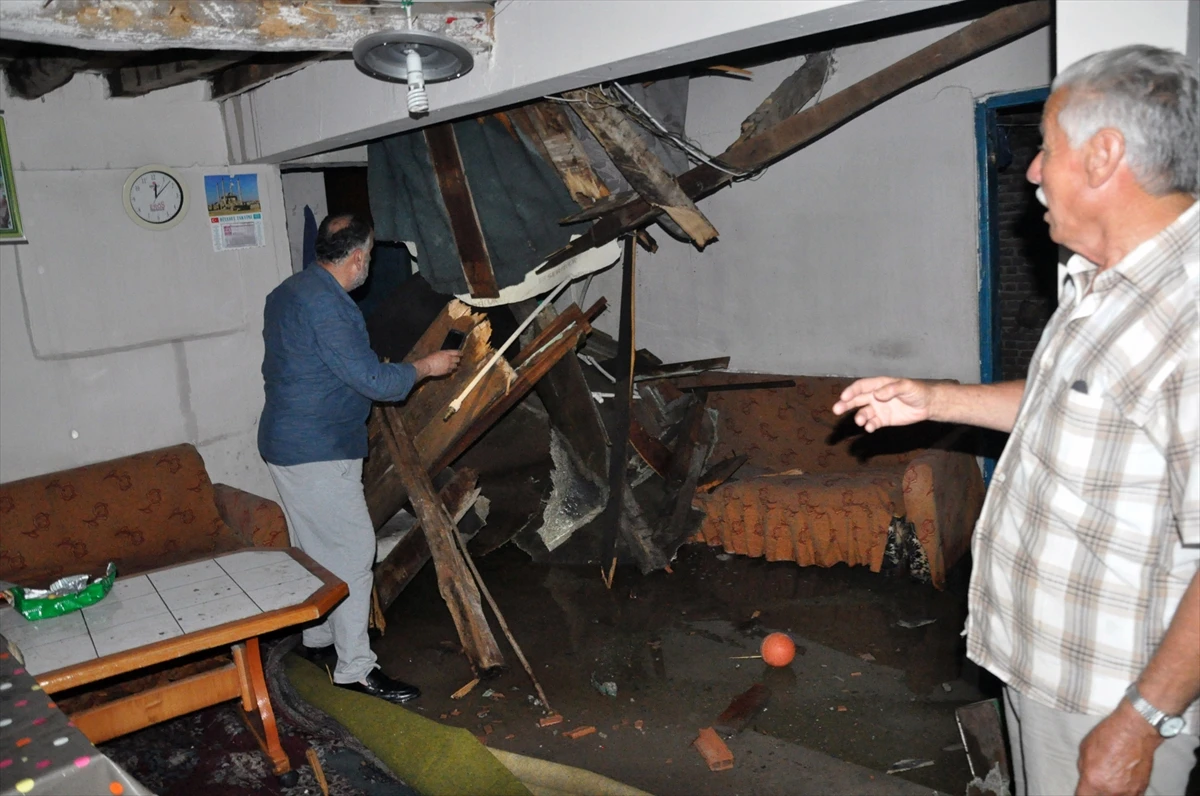 Evinde otururken üzerine su deposu düştü