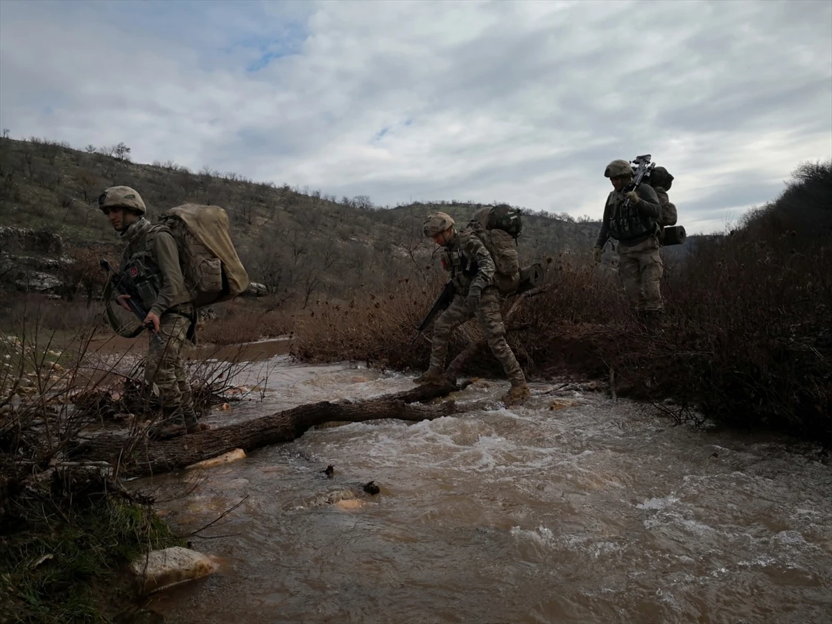 Teröristlerin inleri imha edildi