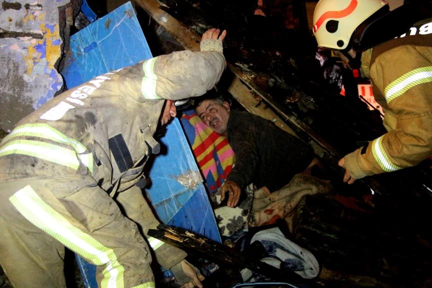 Şişli'de gecekondunun çatısı uyuyan ailenin üzerine çöktü