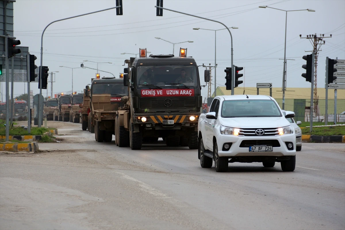 Suriye sınırına askeri sevkiyat sürüyor