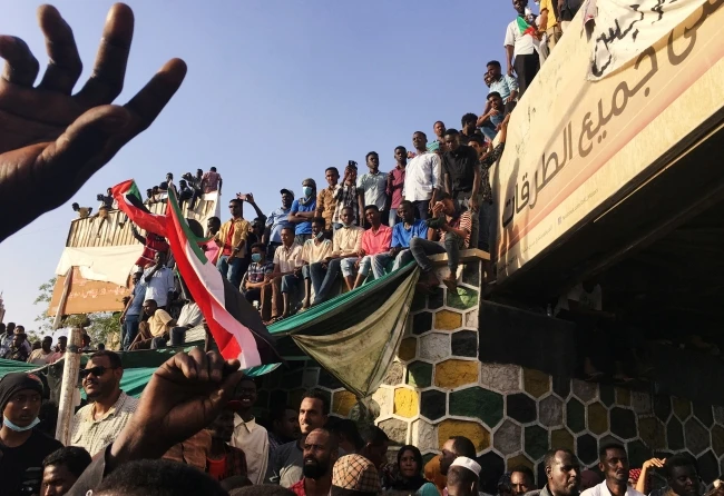 Sudan'da halk sokaklarda, 2 kişi öldü