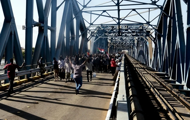 Sudan'da halk sokaklarda, 2 kişi öldü