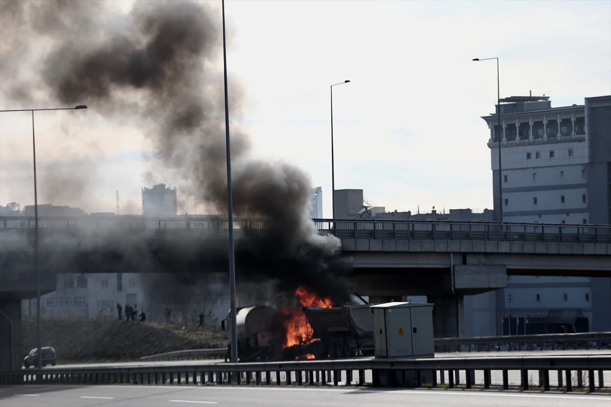 TEM Otoyolu'nda tır yangını! Patlama tehlikesi var