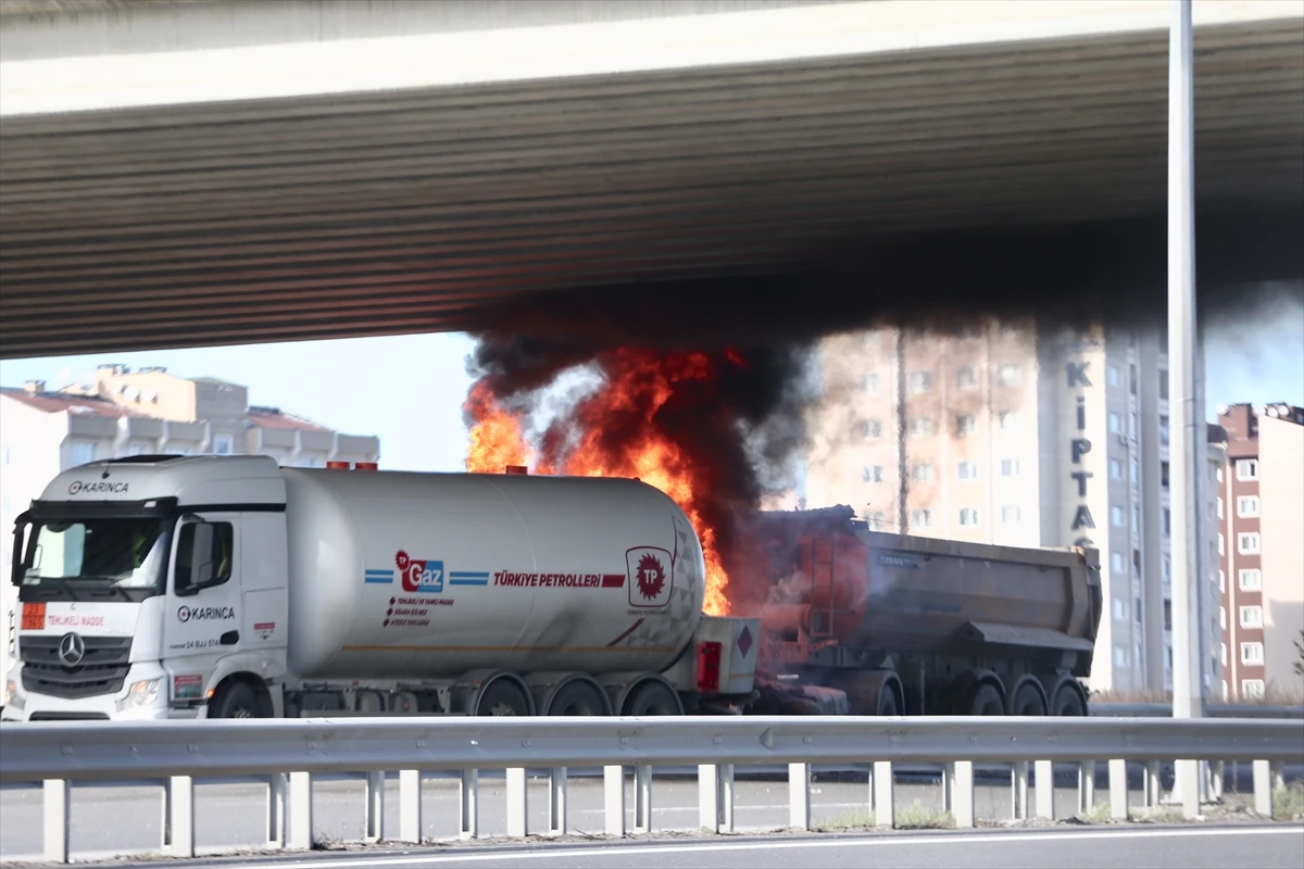 TEM Otoyolu'nda tır yangını! Patlama tehlikesi var