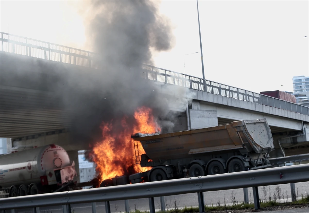TEM Otoyolu'nda tır yangını! Patlama tehlikesi var