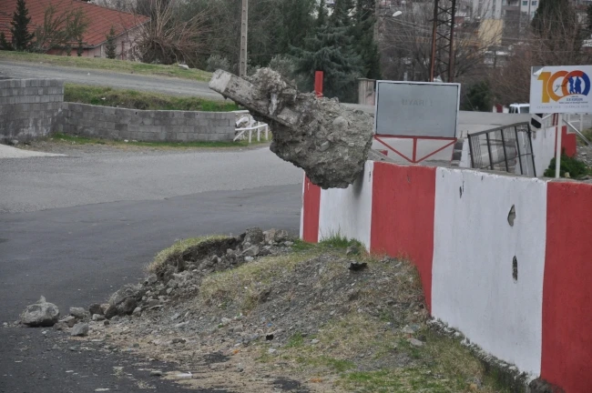Fırtına çatıları uçurdu, 'Türkmen Beyi' heykelini yıktı