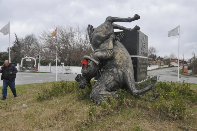 Fırtına çatıları uçurdu, 'Türkmen Beyi' heykelini yıktı