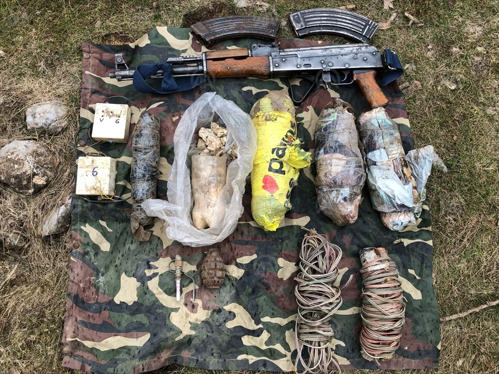 Hakkari'de PKK'ya ait 8 sığınakta silah ve mühimmat ele geçirildi