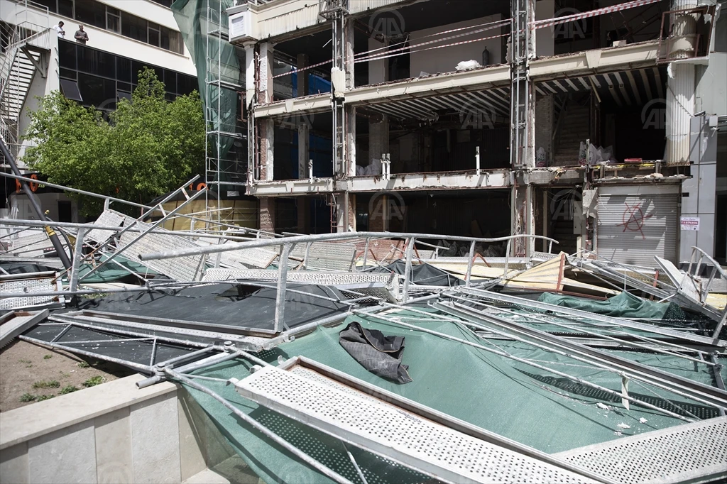 Ankara'da tadilat iskelesi çöktü, 2 kişi yaralandı