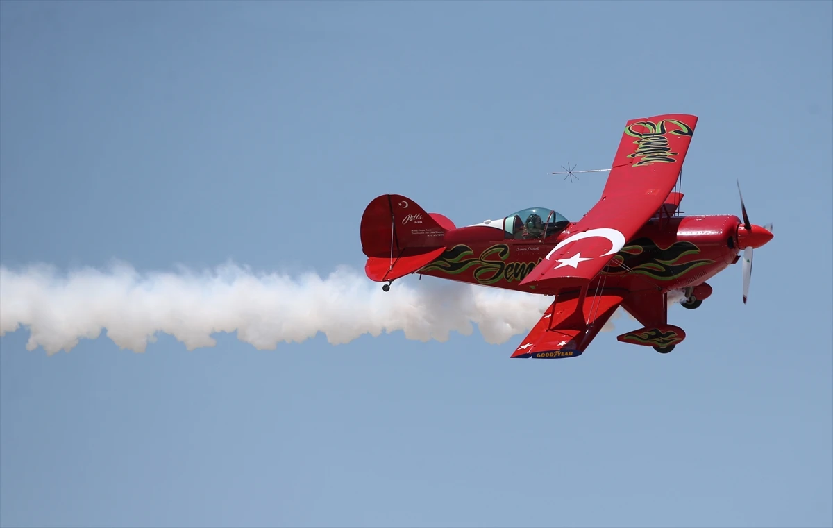 Kadın akrobasi pilotu hava şehitleri için uçtu