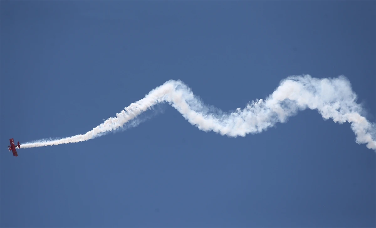 Kadın akrobasi pilotu hava şehitleri için uçtu