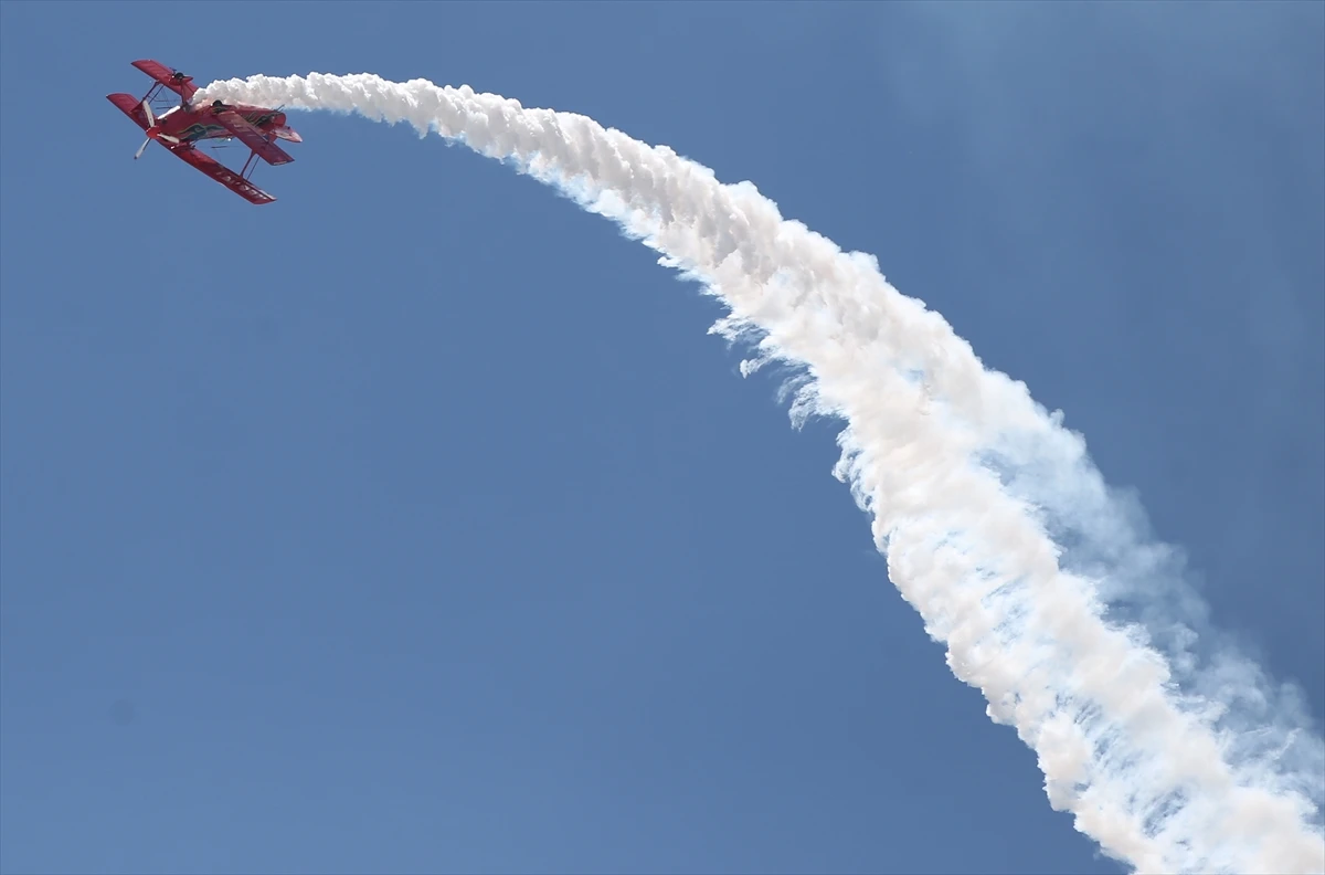 Kadın akrobasi pilotu hava şehitleri için uçtu