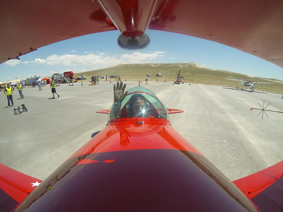 Kadın akrobasi pilotu hava şehitleri için uçtu